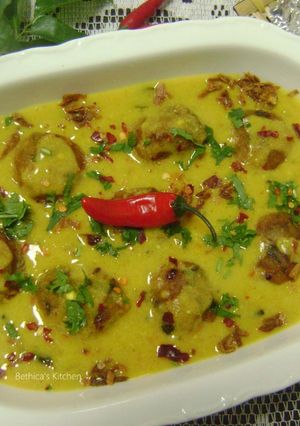A picture of Achari Kathal Kofte Ki Kadhi.