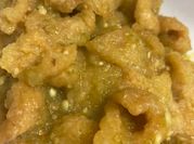 Una foto de chicharron en salsa verde