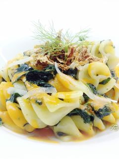 Foto di Fusilloni con cavolo nero, crema di datterini e pecorino, e finocchio bruciato