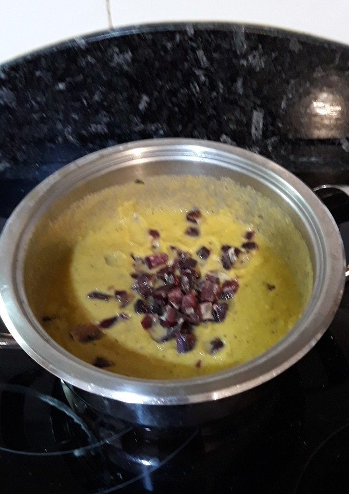 Una foto de Puré de verduras con tacos de jamón serrano