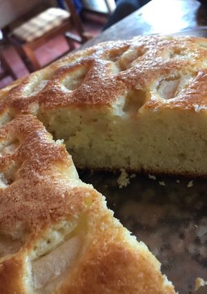 Una foto de Torta húmeda de pera 🍐♥️