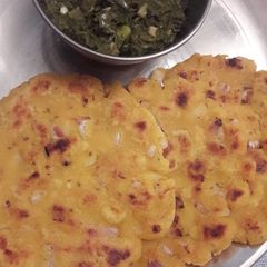 A picture of Makki ki roti & sarso ka saag.
