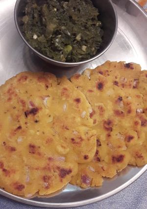 A picture of Makki ki roti & sarso ka saag.