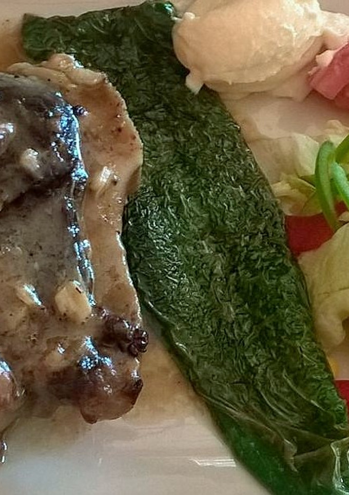 Una foto de Codillo con ensalada
