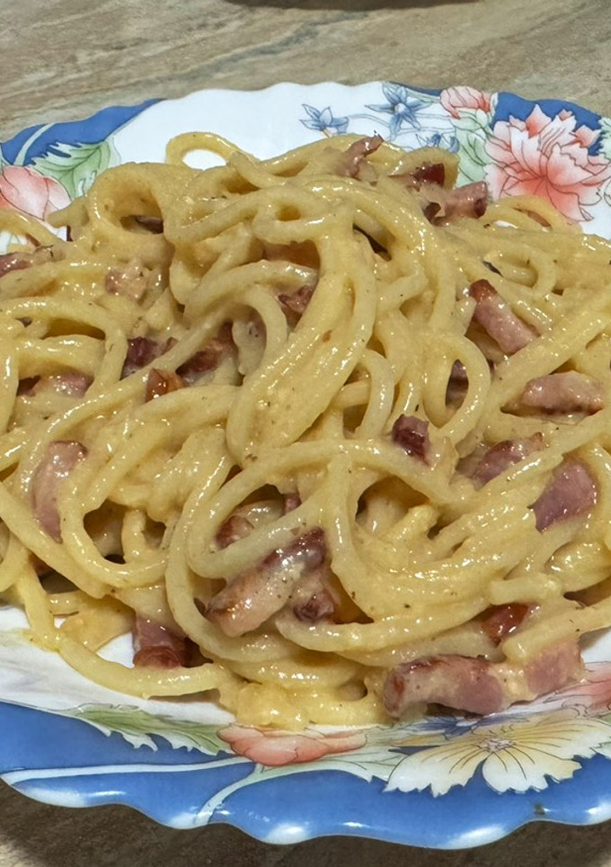 Una foto de Espaguetis a la carbonara (receta para chuparse los dedos)