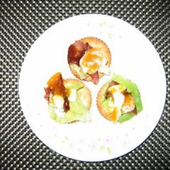 A picture of Bacon And Egg On Cracker.