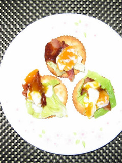 A picture of Bacon And Egg On Cracker.