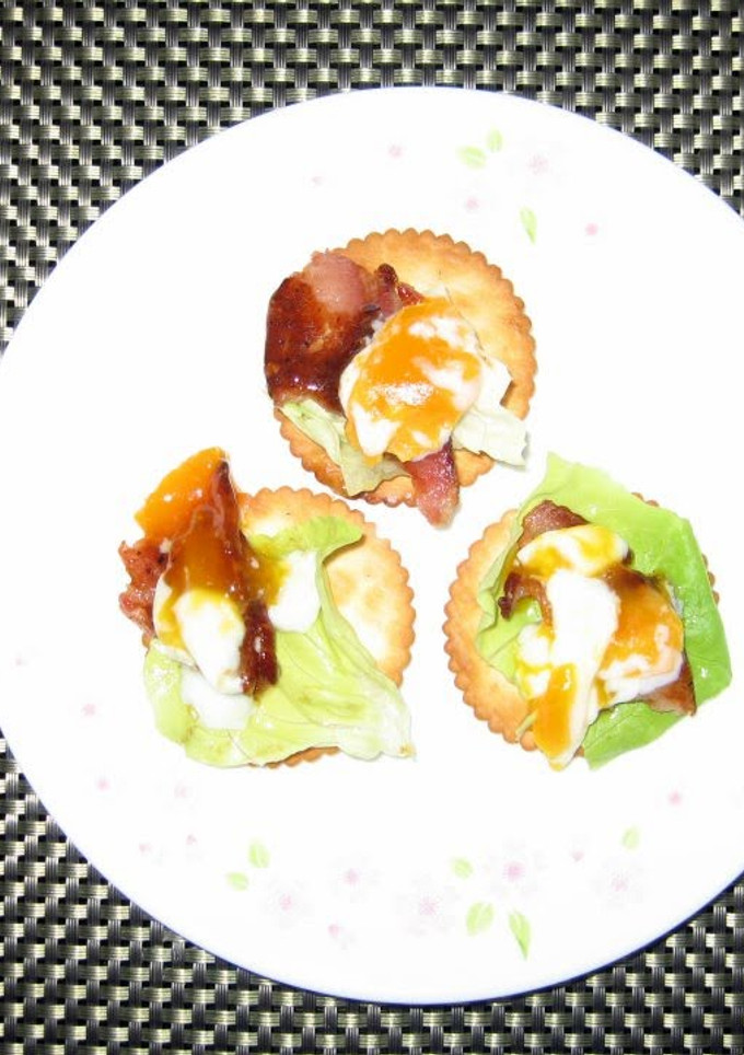 A picture of Bacon And Egg On Cracker.