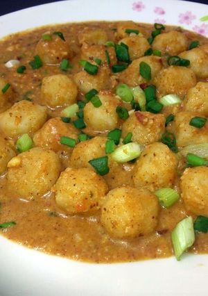 A picture of Meatball In Hazelnut Sauce.
