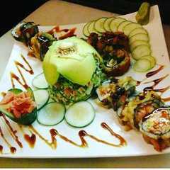 A picture of Rolls de camarón y pollo con ensalada osaki.