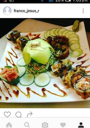 Una foto de Rolls de camarón y pollo con ensalada osaki