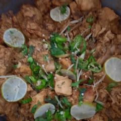 A picture of Chicken makhni handi.