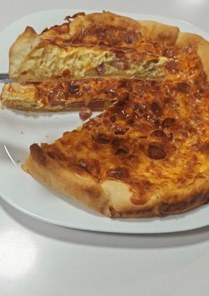 Una foto de Quiche de bacon y salchichas