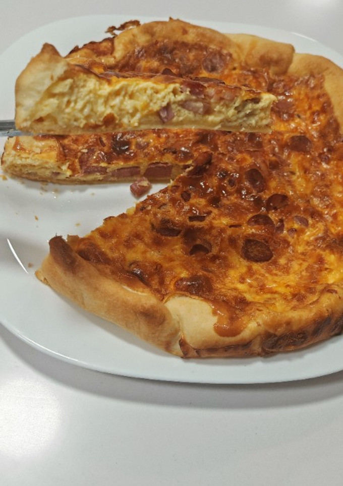 Una foto de Quiche de bacon y salchichas