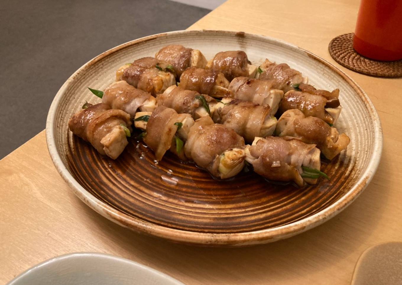Pork rolls with tofu and mushrooms