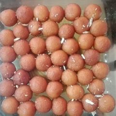 A picture of Gulab jamun.