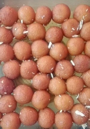 A picture of Gulab jamun.
