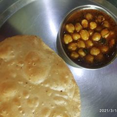 A picture of Punjabi chole bhature.