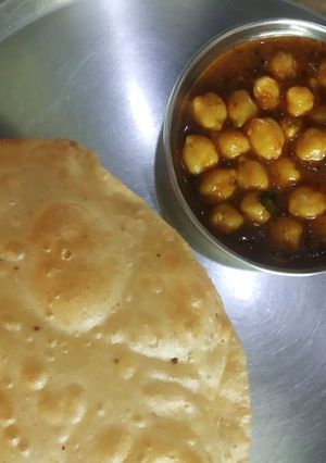 A picture of Punjabi chole bhature.