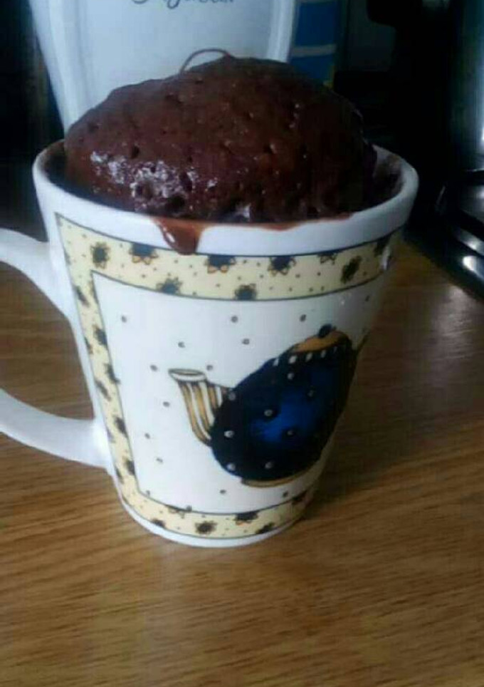 Una foto de Mug cake de chocolate y avellanas