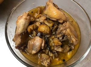 Hình của món Gà hầm hạt dẻ Trùng Khánh.