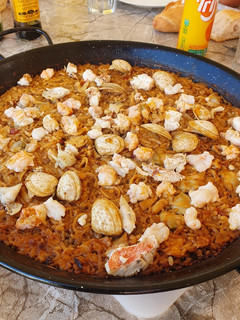 Una foto de Arroz socarrat de cigala y pescado de roca