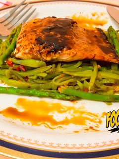 Una foto de Salmón Teriyaki sobre Espárragos Trigeros y Judías Verdes