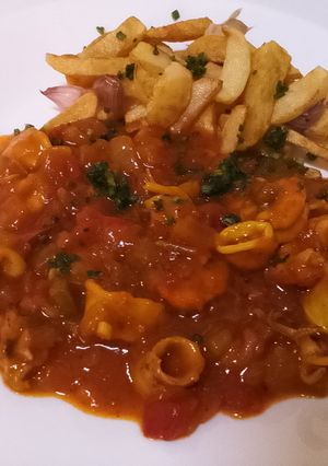 Una foto de Pica-pica de calamar y gambones