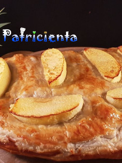 Una foto de Empanada de hojaldre rellena de cerdo y manzana 🍏🐷