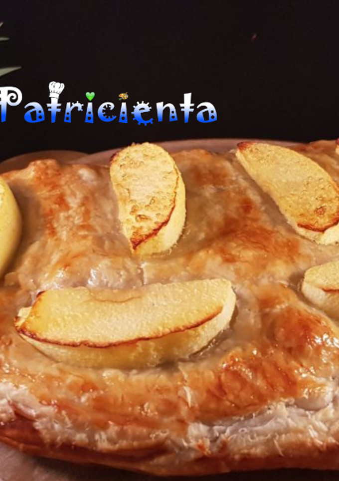 Una foto de Empanada de hojaldre rellena de cerdo y manzana 🍏🐷