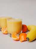 Smoothie salutare con arancia, mandarino e banana