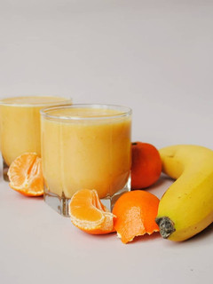 Foto di Smoothie salutare con arancia, mandarino e banana