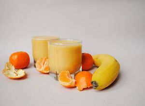 Foto di Smoothie salutare con arancia, mandarino e banana