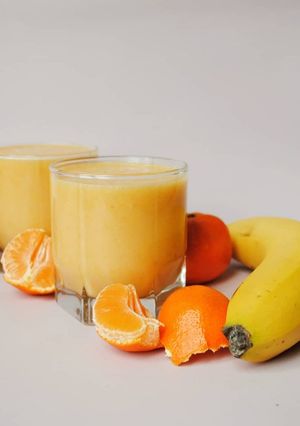 Foto di Smoothie salutare con arancia, mandarino e banana