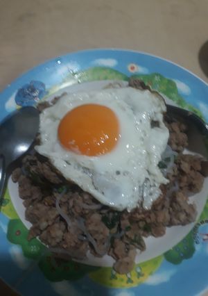 รูปของ ผัดกะเพราหมูสับ ไข่ดาว ทานกับบุกเส้น Keto