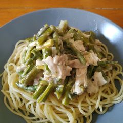 A picture of Creamy chicken and asparagus pasta.
