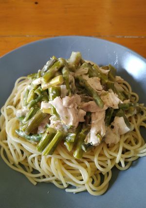 A picture of Creamy chicken and asparagus pasta.