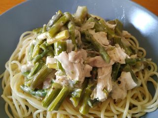 Creamy chicken and asparagus pasta