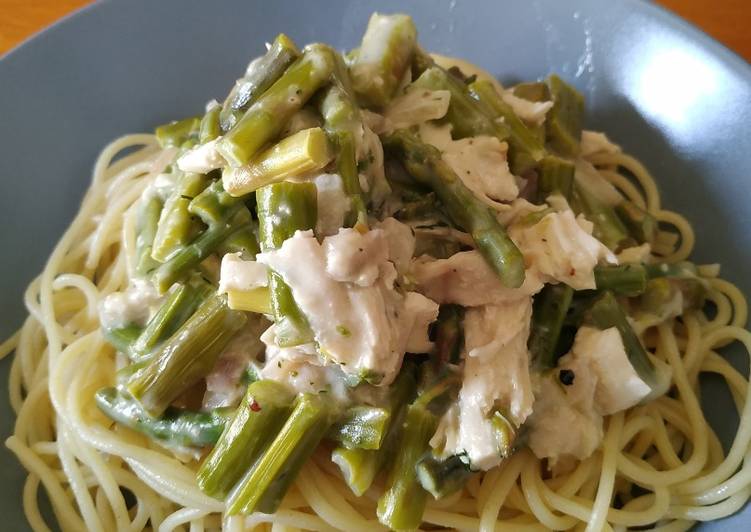 Steps to Make Homemade Creamy chicken and asparagus pasta