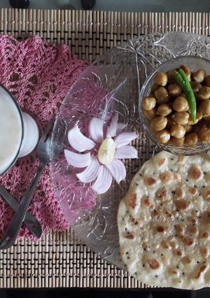 छोले व बटर नान (chole ani butter nan recipe in marathi) रेसिपी चे मुख्य फोटो 