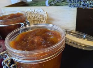 Füge chutney kakukkfűvel és modenai balzsamecettel recept fotója