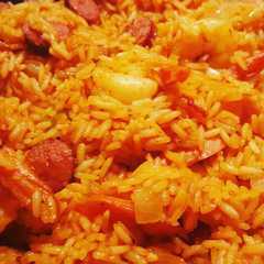 Una foto de Arroz Jambalaya de Salchichas y camarones