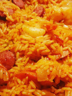 Una foto de Arroz Jambalaya de Salchichas y camarones