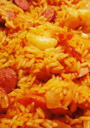 Una foto de Arroz Jambalaya de Salchichas y camarones
