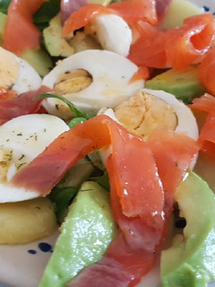 Una foto de Ensalada de patata y salmón