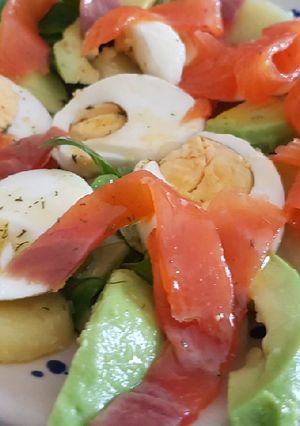 Una foto de Ensalada de patata y salmón