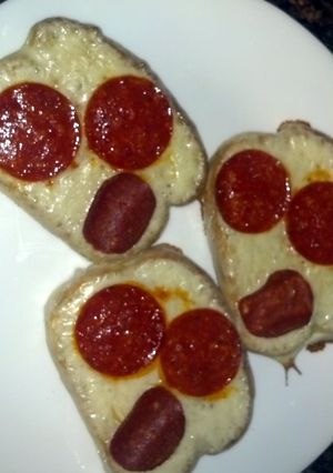 A picture of Garlic Bread Pizza.