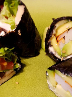 Una foto de Rollitos Wakame