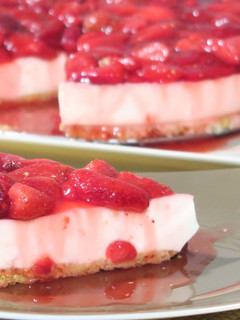 Una foto de (Vídeo) Cheesecake con fresas SIN HORNO
