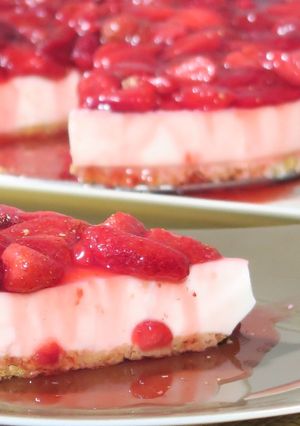 Una foto de (Vídeo) Cheesecake con fresas SIN HORNO